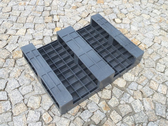 Paletka plastikowa z płozami 800 x 600mm / Półpaleta czarna - P8