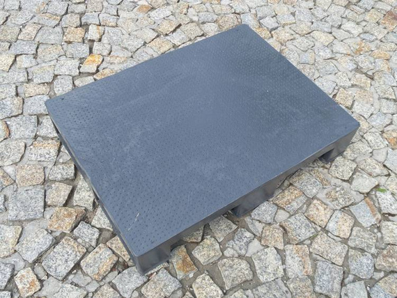 Paletka plastikowa z płozami 800 x 600mm / Półpaleta czarna - P8