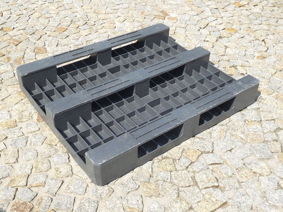 Paleta plastikowa 1200 x 1000mm / antypoślizgowa z bortnicami na krawędziach czarna - P20
